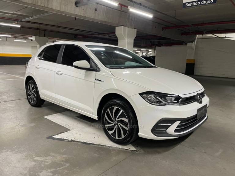 VOLKSWAGEN - POLO - 2024/2024 - Branca - R$ 104.900,00